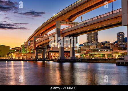 Kobe / Japan - 8. Oktober 2017: Kobe Hafen bei Sonnenuntergang, Brücke, die künstliche Inseln im Kobe Hafen verbindet Stockfoto