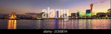 Kobe / Japan - 8. Oktober 2017: Panoramablick auf Kobe Hafen Waterfront bei Sonnenuntergang mit Kobe Tower und Meriken Park in Kobe, Japan Stockfoto