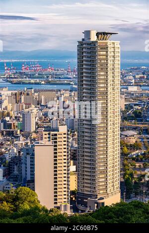 Kobe / Japan - 8. Oktober 2017: Kobe City Skyline mit Kobe Hafen und Osaka Bucht in der Ferne in Kobe Japan Stockfoto