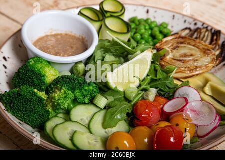 Nahaufnahme von Erbsensalat Avocado Brokkoli Gurke Rettich und Zwiebel. Gesundes Kochkonzept. Vegane Küche Stockfoto