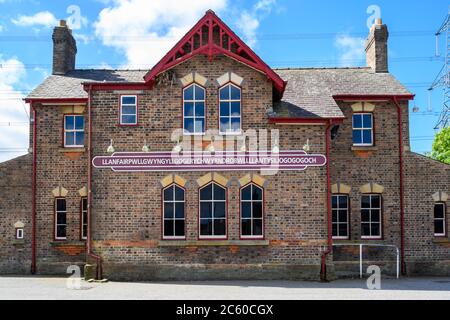 Bahnhof Llanfair­pwllgwyngyll­gogery­chwyrn­drobwll­llan­tysilio­gogo­goch, der längste Ortsname in Europa. Anglesey, Wales, Großbritannien. Stockfoto