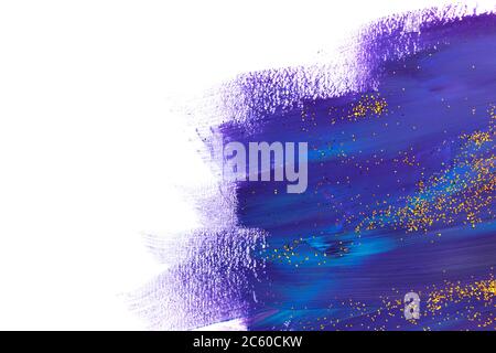 Acryl-Pinselstrich mit goldenem Glitzer isoliert auf weißem Hintergrund. Kreatives Konzept. Stockfoto