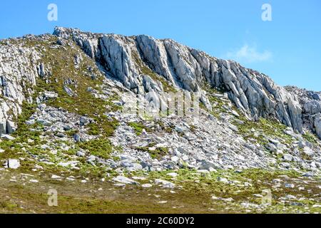 Der Holyhead Mountain ist der höchste Berg auf Holy Island und liegt in der Grafschaft Anglesey, Wales, Großbritannien, zwei Meilen westlich von Holyhead. Stockfoto