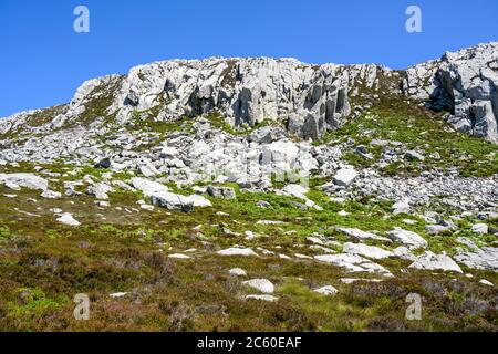 Der Holyhead Mountain ist der höchste Berg auf Holy Island und liegt in der Grafschaft Anglesey, Wales, Großbritannien, zwei Meilen westlich von Holyhead. Stockfoto