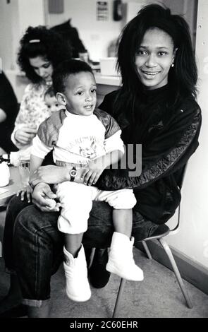 Mutter und Baby, Nottingham, Großbritannien 1984 Stockfoto