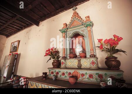 Maria Statue in der alten Kirche in der katholischen Gemeinde in Ban Tharae, Sakon Nakhon, Thailand. Die Kirche ist für die Öffentlichkeit zugänglich. Stockfoto