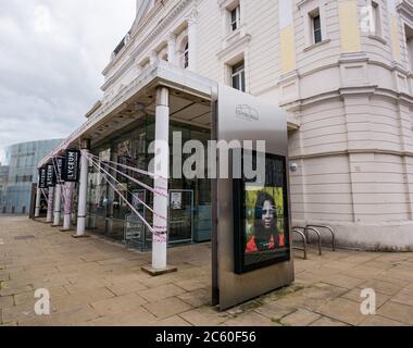 Edinburgh, Schottland, Großbritannien, 6. Juli 2020. #MissingLiveTheater & Black Lives Matter im Lyceum Theater: #scenechange hat das Theater mit pinkfarbenen Barrier Tape Reading ‘Missing Live Theater eingewickelt. In dieser Woche sollen sich weitere Theater bundesweit der Bewegung anschließen. Das Theater zeigt auch poppige Porträts von weiblichen Familienmitgliedern der Künstlerin Neon Requiem im Rahmen des Wandmalpfades Black Lives Matter in der Stadt Stockfoto