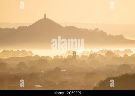 Glastonbury Tor, Somerset, Großbritannien. Mai 2020. Am frühen Morgen schwebt Nebel über den Feldern rund um das Glastonbury Tor in Somerset. Stockfoto