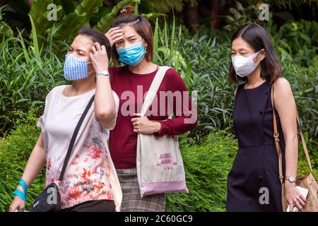 Büroangestellte tragen Gesichtsmasken während covid 19 Pandemie, Bangkok, Thailand Stockfoto