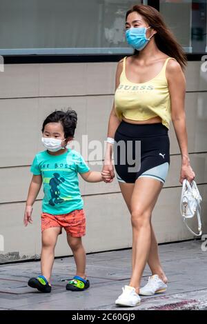 Mutter und Tochter tragen Gesichtsmaske während covid 19 Pandemie, Bangkok, Thailand Stockfoto