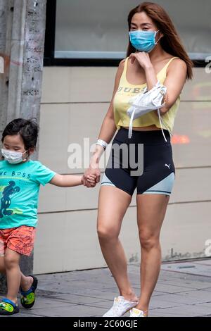 Mutter und Tochter tragen Gesichtsmaske während covid 19 Pandemie, Bangkok, Thailand Stockfoto