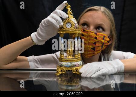 Edinburgh, Großbritannien . 06. Juli 2020 im Bild: Romey Clark aus Bonhams mit einer Ormolu-Tischuhr aus Wiener Emaille aus dem späten 19. Jahrhundert/frühen 20. Jahrhundert. Schätzung £800 - £1,200.der Bonhams Home and Interiors Verkauf findet am Donnerstag 9 Juli in Edinburgh. Kredit: Rich Dyson/Alamy Live Nachrichten Stockfoto