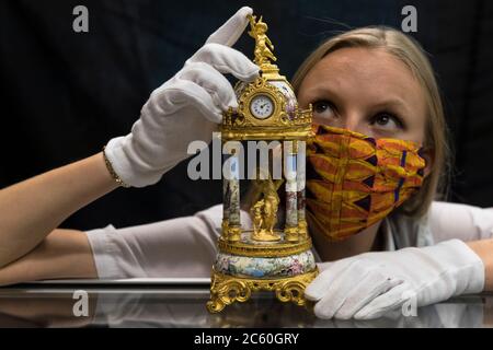 Edinburgh, Großbritannien . 06. Juli 2020 im Bild: Romey Clark aus Bonhams mit einer Ormolu-Tischuhr aus Wiener Emaille aus dem späten 19. Jahrhundert/frühen 20. Jahrhundert. Schätzung £800 - £1,200.der Bonhams Home and Interiors Verkauf findet am Donnerstag 9 Juli in Edinburgh. Kredit: Rich Dyson/Alamy Live Nachrichten Stockfoto