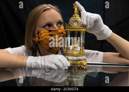 Edinburgh, Großbritannien . 06. Juli 2020 im Bild: Romey Clark aus Bonhams mit einer Ormolu-Tischuhr aus Wiener Emaille aus dem späten 19. Jahrhundert/frühen 20. Jahrhundert. Schätzung £800 - £1,200.der Bonhams Home and Interiors Verkauf findet am Donnerstag 9 Juli in Edinburgh. Kredit: Rich Dyson/Alamy Live Nachrichten Stockfoto