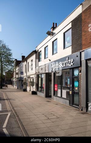 Geschäfte in der Hauptstraße auf einer leeren Hauptstraße während des Coronavirus Pandemiemarktes Harborough, Leicestershire, England, 2020. Stockfoto