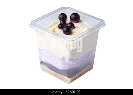 Mousse Dessert in Take Away Plastikbecher isoliert auf weiß Stockfoto