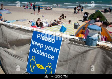 Weymouth, Dorset, UK. Locals and day-trippers crowd the beach at Weymouth in Dorset on one of the hottest days of the year despite Covid-19 risk Stockfoto