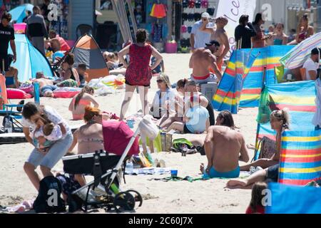 Weymouth, Dorset, Großbritannien. Einheimische und Tagesausflügler drängen den Strand von Weymouth in Dorset an einem der heißesten Tage des Jahres trotz Covid-19 Risiko Stockfoto