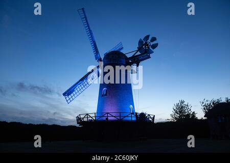 Wilton Windmill, Wiltshire, Großbritannien. Mai 2020. Wilton Windmill in Wiltshire ist in blau kurz nach Sonnenuntergang in Lob der NHS Arbeiter und Schlüssel beleuchtet Stockfoto