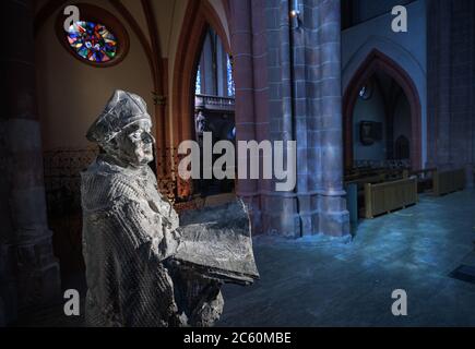 Mainz, Deutschland. Juli 2020. Die Statue des Erzbischofs Willigis steht in der Kirche des heiligen Stephanus. Erstmals wird das Leben von Erzbischof Willigis, Erzbischof und Baumeister des Mainzer Doms, in einem großformatigen Bildband präsentiert. Erzbischof Willigis war Stellvertreter des Papstes, Erzkanzler und mächtiger Fürst der Kirche nördlich der Alpen und hat die 2000-jährige Geschichte Mainzens stark beeinflusst. (To dpa 'omnipräsent, aber 'schwer zu fassen' - der Erzbischof von Mainz Willigis') Quelle: Andreas Arnold/dpa/Alamy Live News Stockfoto