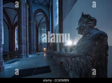 Mainz, Deutschland. Juli 2020. Die Statue des Erzbischofs Willigis steht in der Kirche des heiligen Stephanus. Erstmals wird das Leben von Erzbischof Willigis, Erzbischof und Baumeister des Mainzer Doms, in einem großformatigen Bildband präsentiert. Erzbischof Willigis war Stellvertreter des Papstes, Erzkanzler und mächtiger Fürst der Kirche nördlich der Alpen und hat die 2000-jährige Geschichte Mainzens stark beeinflusst. (To dpa 'omnipräsent, aber 'schwer zu fassen' - der Erzbischof von Mainz Willigis') Quelle: Andreas Arnold/dpa/Alamy Live News Stockfoto