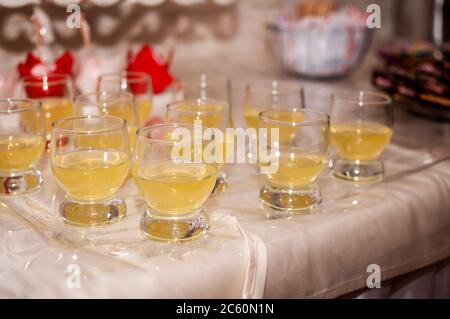 Hochzeitsbuffet. Gelber alkoholischer Cocktail Stockfoto