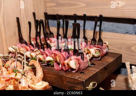 canape mit Schinken, Birne und Sojasauce Stockfoto