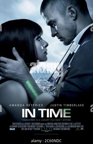 In Time (2011) unter der Regie von Andrew Niccol mit Justin Timberlake, Amanda Seyfried und Cillian Murphy. Futuristischer Thriller, in dem Menschen genetisch so entwickelt sind, dass sie mit 25 aufhören zu altern, aber ein Jahr später sterben werden, wenn sie nicht mehr Zeit verdienen. Stockfoto