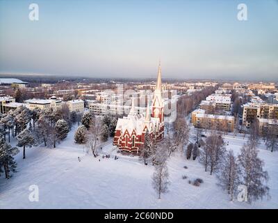 Luftaufnahme der evangelisch-lutherischen Kirche Joensuu, Finnland. Stockfoto