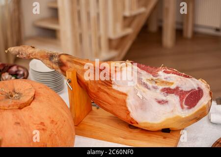 Hamon auf dem Stand. Hochzeitsbuffet Stockfoto