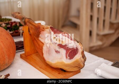 Hamon auf dem Stand. Hochzeitsbuffet Stockfoto