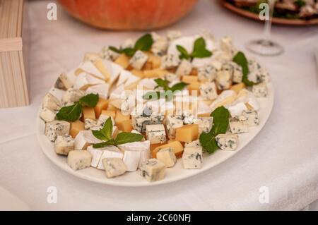 Hochzeitsbuffet. Schneiden verschiedener Käsesorten Stockfoto