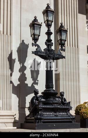 Beaux Arts Laterne vor dem Four Seasons Hotel, 10 Trinity Square, Tower Hill, London Stockfoto