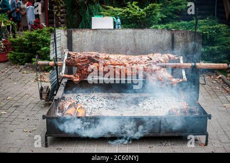 Die Kadaver des Kalbes wird auf dem Grill gebacken, dreht sich auf einem Spieß Stockfoto