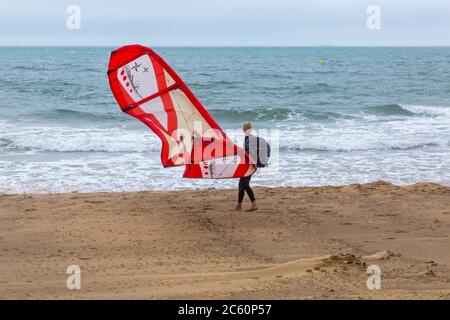 Kitesurfer Vorbereitung auf Kitesurfen in Bournemouth, Dorset UK an windigen Nieseltag im Juli - Kitesurfer Kitesurfer Kitesurfer Kitesurfer Stockfoto