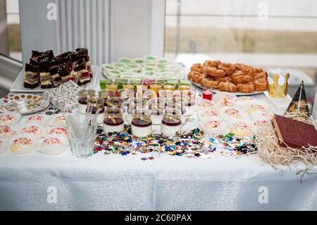 Süße Kuchen am Hochzeitsbuffet. Catering Stockfoto