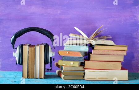 Bücher und Vintage-Heaphone, Hörbuch-Konzept, Hörspiel, Unterhaltung, Bildungskonzept Stockfoto