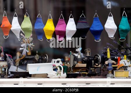 Köln, Deutschland. Juli 2020. Im Fenster eines Schneiderladens hängen verschiedene Masken aus Stoff. Bonn, 3. Juli 2020 Quelle: dpa/Alamy Live News Stockfoto