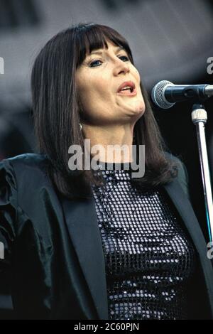 20.05.1995, Bad Segeberg, die britische Popsängerin Sandie Shaw live und open air auf der Bühne im R.SH Oldie aftert am Kalkberg in Bad Segeberg. Weltweit eingesetzt Stockfoto