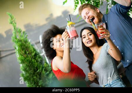Gruppe von verschiedenen Freunden reden und Spaß im Café im Freien Stockfoto