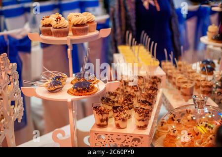 Süße Kuchen am Hochzeitsbuffet. Catering Stockfoto