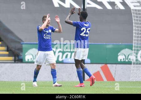 LEICESTER, ENGLAND – JULI 04: Jamie Vardy von Leicester City feiert mit Wilfred Ndidi von Leicester City (rechts) nach dem zweiten Tor seiner Seiten und seinen Seiten dritten während der Premier League-Spiel zwischen Leicester City und Crystal Palace im King Power Stadium am 4. Juli 2020 in Leicester, Großbritannien. Fußballstadien in ganz Europa sind aufgrund der Coronavirus-Pandemie leer, da staatliche Gesetze zur sozialen Distanzierung Fans in Veranstaltungsorten verbieten, was dazu führt, dass alle Spielanlagen hinter verschlossenen Türen gespielt werden. (Foto nach MB-Medien) Stockfoto