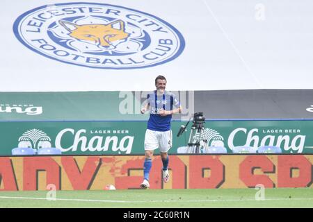 LEICESTER, ENGLAND - JULI 04: Jamie Vardy von Leicester City feiert nach dem Tor seiner Seiten zweites Tor und seine Seiten drittes während des Premier League-Spiel zwischen Leicester City und Crystal Palace im King Power Stadium am 4. Juli 2020 in Leicester, Großbritannien. Fußballstadien in ganz Europa sind aufgrund der Coronavirus-Pandemie leer, da staatliche Gesetze zur sozialen Distanzierung Fans in Veranstaltungsorten verbieten, was dazu führt, dass alle Spielanlagen hinter verschlossenen Türen gespielt werden. (Foto nach MB-Medien) Stockfoto