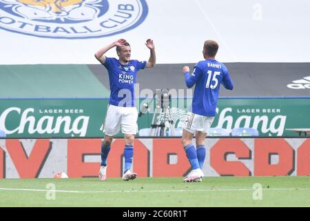 LEICESTER, ENGLAND – JULI 04: Jamie Vardy von Leicester City feiert mit Wilfred Ndidi von Leicester City (rechts) nach dem zweiten Tor seiner Seiten und seinen Seiten dritten während der Premier League-Spiel zwischen Leicester City und Crystal Palace im King Power Stadium am 4. Juli 2020 in Leicester, Großbritannien. Fußballstadien in ganz Europa sind aufgrund der Coronavirus-Pandemie leer, da staatliche Gesetze zur sozialen Distanzierung Fans in Veranstaltungsorten verbieten, was dazu führt, dass alle Spielanlagen hinter verschlossenen Türen gespielt werden. (Foto nach MB-Medien) Stockfoto