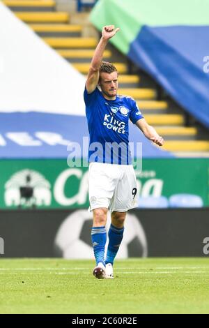 LEICESTER, ENGLAND - JULI 04: Jamie Vardy von Leicester City (links) feiert nach dem Scoring seiner Seiten sein erstes Tor und seine Seiten zweites während des Premier League-Spiels zwischen Leicester City und Crystal Palace im King Power Stadium am 4. Juli 2020 in Leicester, Großbritannien. Fußballstadien in ganz Europa sind aufgrund der Coronavirus-Pandemie leer, da staatliche Gesetze zur sozialen Distanzierung Fans in Veranstaltungsorten verbieten, was dazu führt, dass alle Spielanlagen hinter verschlossenen Türen gespielt werden. (Foto nach MB-Medien) Stockfoto