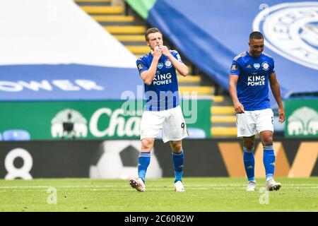 LEICESTER, ENGLAND – JULI 04: Jamie Vardy von Leicester City (links) feiert nach dem ersten Tor seiner Seiten und seinen Seiten zweiten als Youri Tielemans von Leicester City schaut auf während der Premier League Spiel zwischen Leicester City und Crystal Palace im King Power Stadium am 4. Juli 2020 in Leicester, Großbritannien. Fußballstadien in ganz Europa sind aufgrund der Coronavirus-Pandemie leer, da staatliche Gesetze zur sozialen Distanzierung Fans in Veranstaltungsorten verbieten, was dazu führt, dass alle Spielanlagen hinter verschlossenen Türen gespielt werden. (Foto nach MB-Medien) Stockfoto