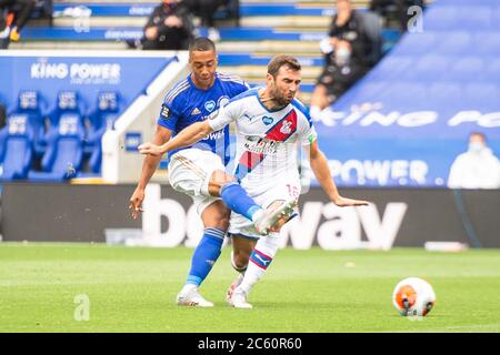 LEICESTER, ENGLAND - JULI 04: Youri Tielemans aus Leicester City wird von James McArthur von Crystal Palace während des Premier League-Spiels zwischen Leicester City und Crystal Palace im King Power Stadium am 4. Juli 2020 in Leicester, Großbritannien, geschlossen. Fußballstadien in ganz Europa sind aufgrund der Coronavirus-Pandemie leer, da staatliche Gesetze zur sozialen Distanzierung Fans in Veranstaltungsorten verbieten, was dazu führt, dass alle Spielanlagen hinter verschlossenen Türen gespielt werden. (Foto nach MB-Medien) Stockfoto