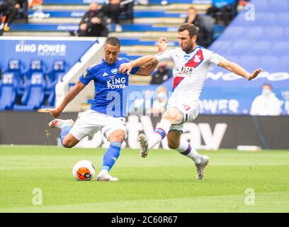 LEICESTER, ENGLAND - JULI 04: Youri Tielemans aus Leicester City wird von James McArthur von Crystal Palace während des Premier League-Spiels zwischen Leicester City und Crystal Palace im King Power Stadium am 4. Juli 2020 in Leicester, Großbritannien, geschlossen. Fußballstadien in ganz Europa sind aufgrund der Coronavirus-Pandemie leer, da staatliche Gesetze zur sozialen Distanzierung Fans in Veranstaltungsorten verbieten, was dazu führt, dass alle Spielanlagen hinter verschlossenen Türen gespielt werden. (Foto nach MB-Medien) Stockfoto