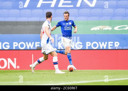 LEICESTER, ENGLAND - JULI 04: Jamie Vardy von Leicester City nimmt Gary Cahill von Crystal Palace während des Premier League-Spiels zwischen Leicester City und Crystal Palace im King Power Stadium am 4. Juli 2020 in Leicester, Großbritannien, in den Kampf auf. Fußballstadien in ganz Europa sind aufgrund der Coronavirus-Pandemie leer, da staatliche Gesetze zur sozialen Distanzierung Fans in Veranstaltungsorten verbieten, was dazu führt, dass alle Spielanlagen hinter verschlossenen Türen gespielt werden. (Foto nach MB-Medien) Stockfoto