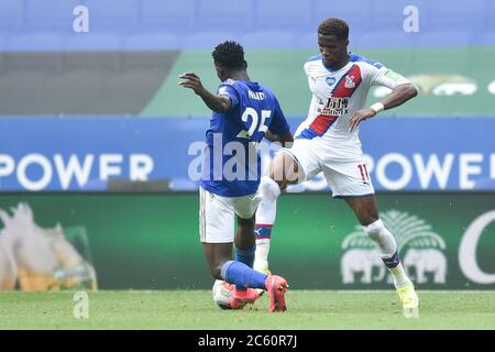 LEICESTER, ENGLAND - JULI 04: Wilfred Ndidi von Leicester City tackt Wilfried Zaha von Crystal Palace während des Premier League-Spiels zwischen Leicester City und Crystal Palace im King Power Stadium am 4. Juli 2020 in Leicester, Großbritannien. Fußballstadien in ganz Europa sind aufgrund der Coronavirus-Pandemie leer, da staatliche Gesetze zur sozialen Distanzierung Fans in Veranstaltungsorten verbieten, was dazu führt, dass alle Spielanlagen hinter verschlossenen Türen gespielt werden. (Foto nach MB-Medien) Stockfoto